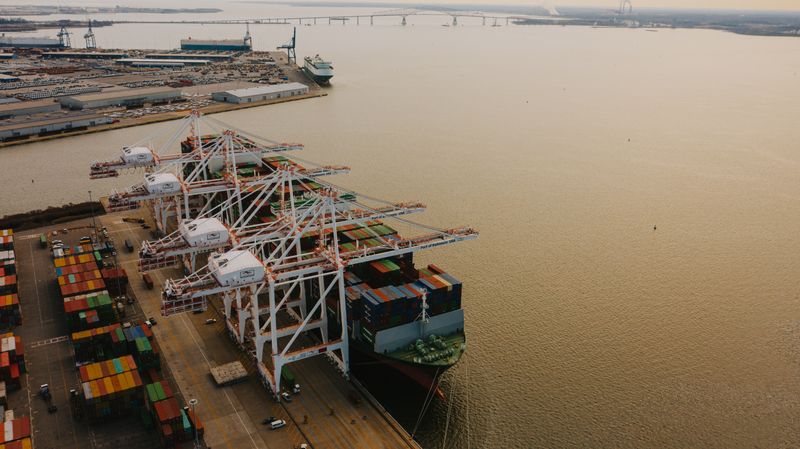 Bongkar muat kargo menggunakan crane