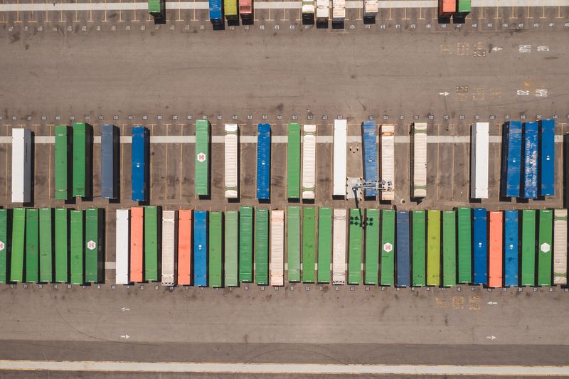 Penumpukan kontainer di container yard