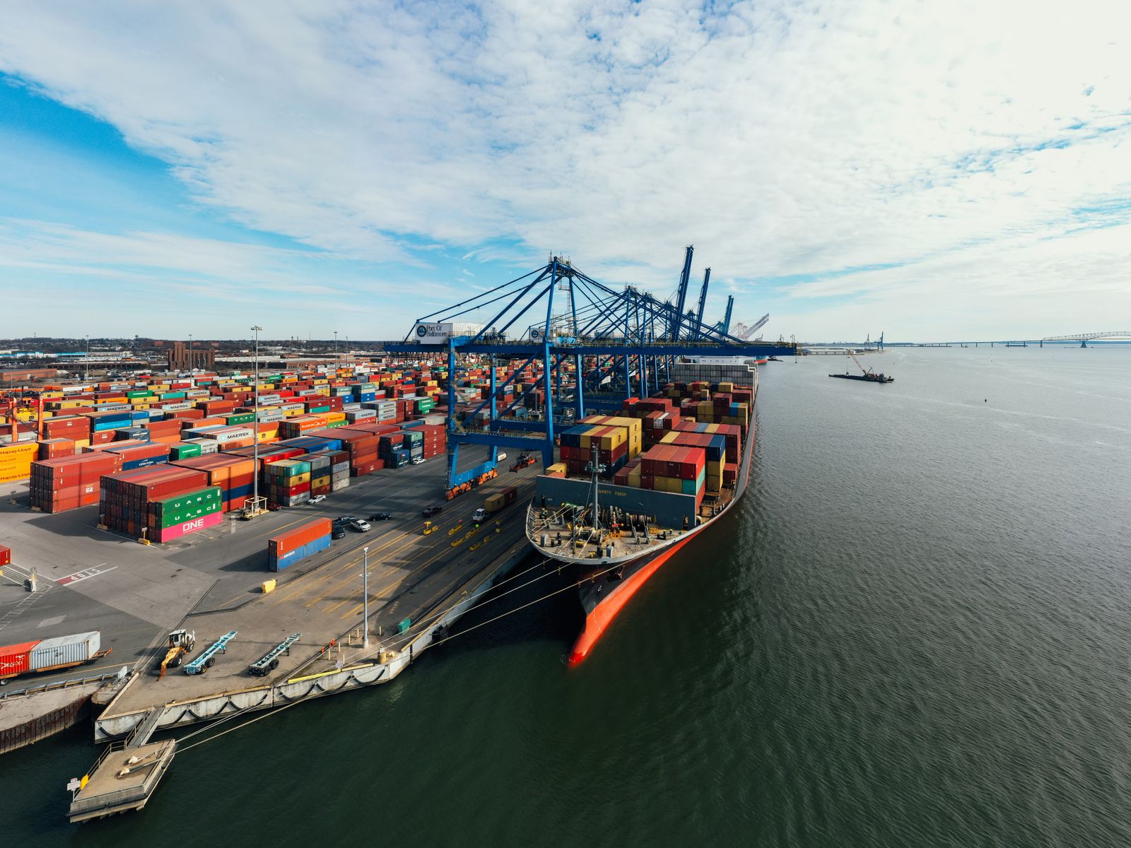 Bongkar muat kontainer di pelabuhan - Stevedoring & Cargo Handling